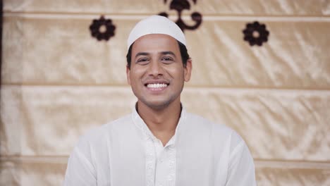 hombre musulmán indio feliz sonriendo a la cámara