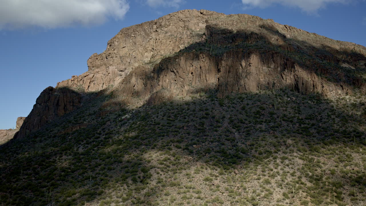 drone disparado volando sobre el paisaje cubierto de cactus con dramáticas sombras de nubes corriendo a través del suelo del valle