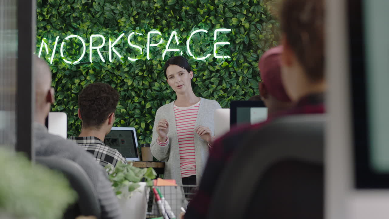 창의적인 사업가들이 만나는 백인 프로젝트 매니저 여성 회사 개발 전문가 아이디어 공유 트렌디한 현대 사무실 작업장에서 노트북을 사용하는 직원을 훈련시키는