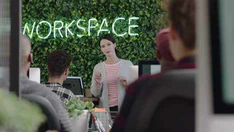 personas de negocios creativas que se reúnen gerente de proyecto caucásico mujer discutiendo desarrollo de la empresa experto compartiendo ideas capacitación de empleados usando computadora portátil en un lugar de trabajo de oficina moderno de moda