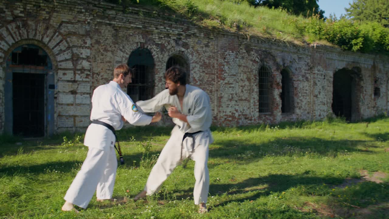 Açık havada karate yapan iki adam