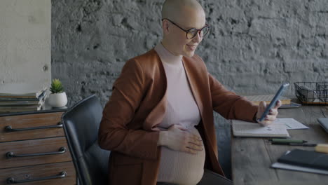 pregnant businesswoman working in modern office