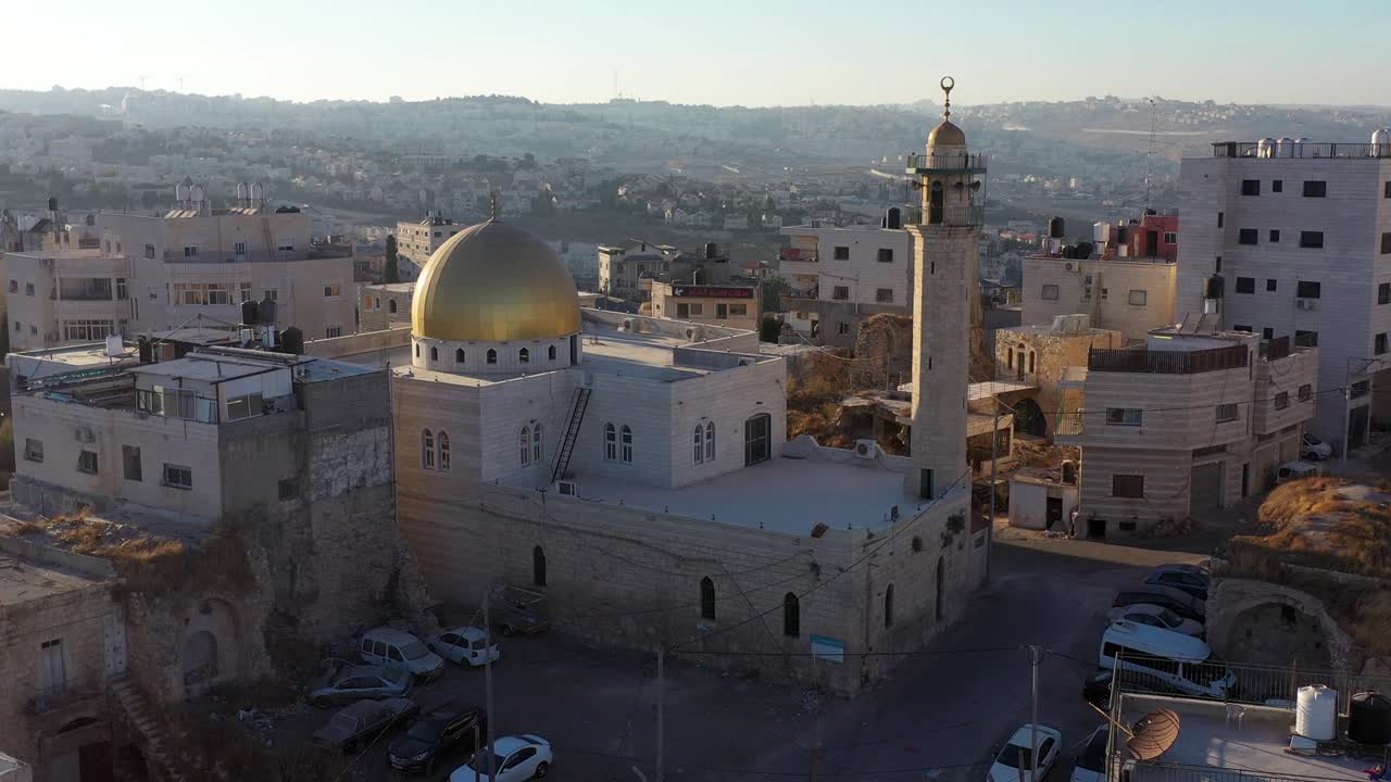 la cúpula dorada de mosue en el campamento de refugiados de anata, palestina, israel, aérea