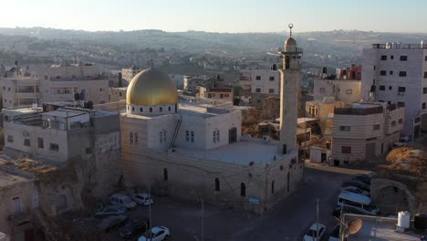la cúpula dorada de mosue en el campamento de refugiados de anata, palestina, israel, aérea