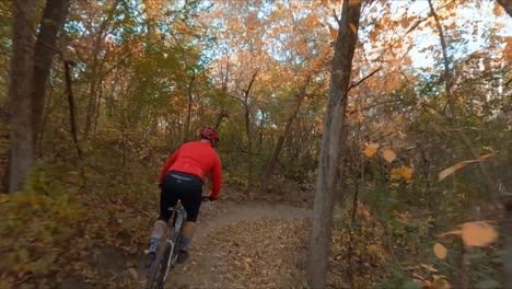 Fpv-drohne,-Mann-Mountainbiken-Auf-Einer-Unbefestigten-Straße-Im-Wald-Während-Der-Herbstsaison