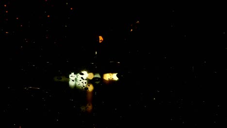 movimiento de tráfico visto desde el escudo de viento por la noche