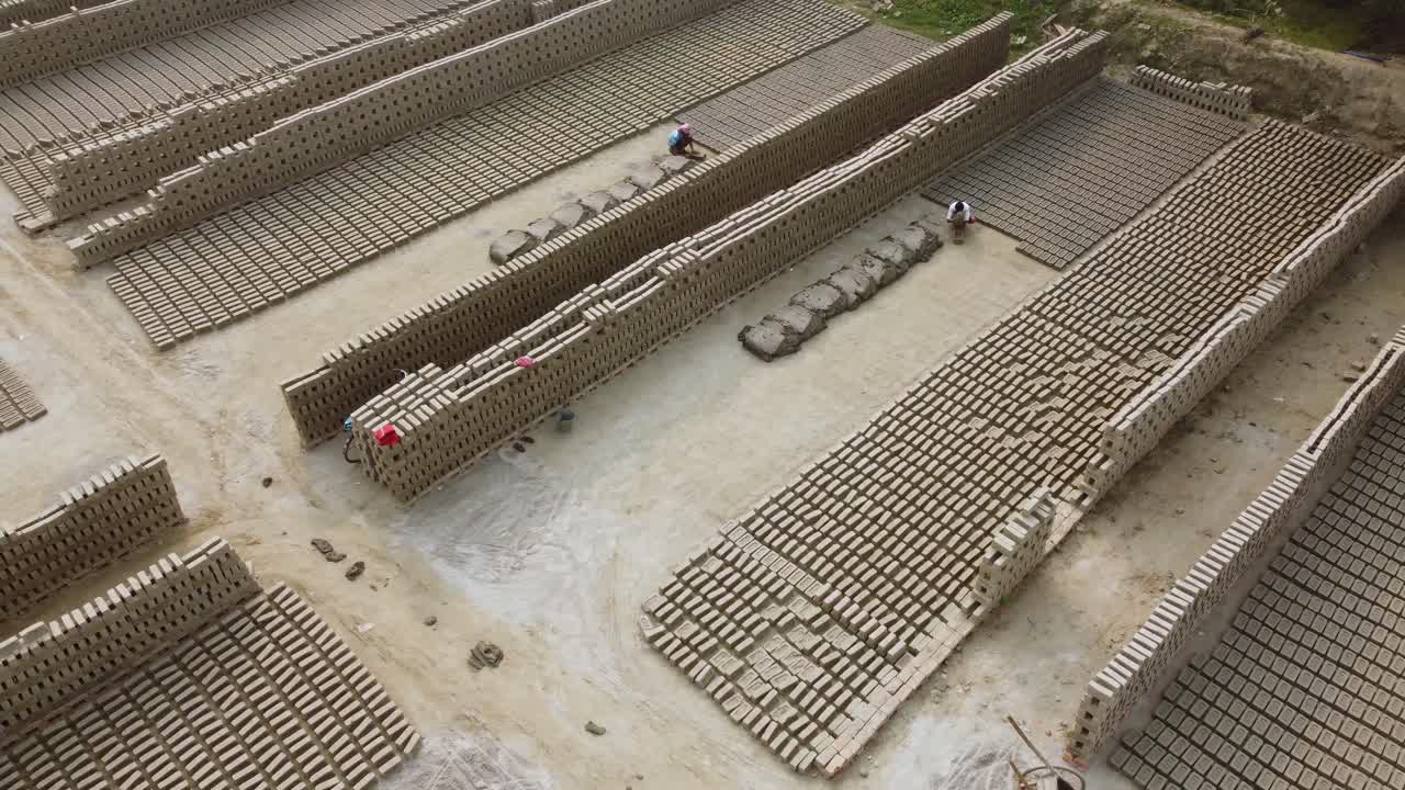 강가 강변의 충적토를 중심으로 벽돌 산업이 발달