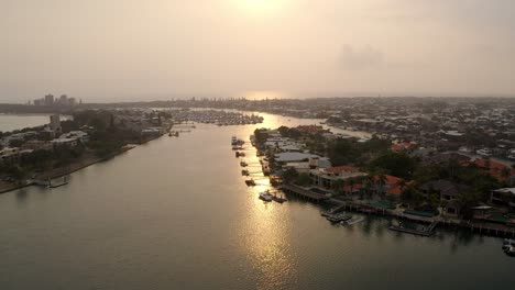 reflejo dorado de la luz del sol en las aguas del río mooloolah