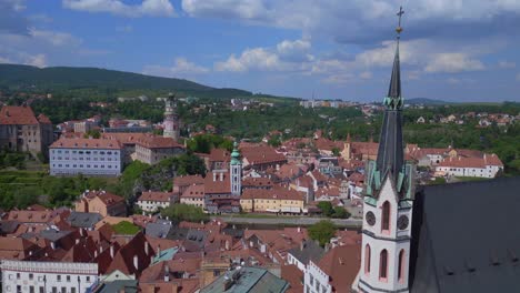 iglesia catedral hermosa vista aérea desde arriba vuelo república checa histórico cesky krumlov río vltava en verano 2023, patrimonio mundial en bohemia