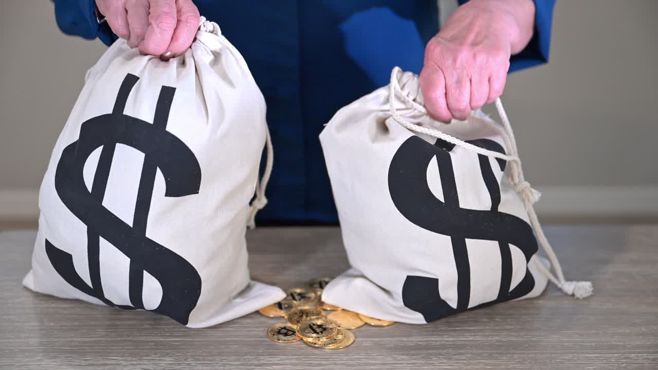 노인 여성은 돈 가방을 끌고 암호화폐 금전과 함께 테이블에 놓습니다.