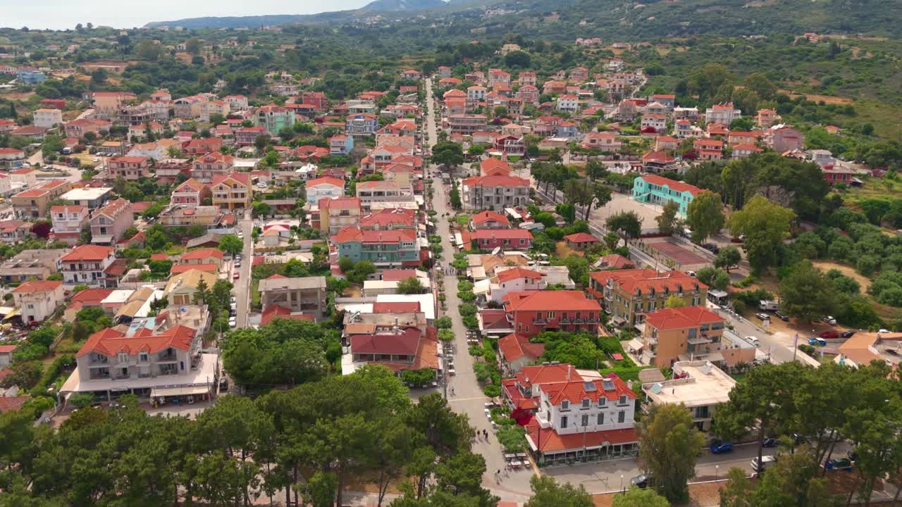 Splendida ripresa aerea al tramonto di Skala, Cefalonia, con colorata architettura greca, vivace atmosfera cittadina e paesaggi naturali mozzafiato in calde tonalità serali