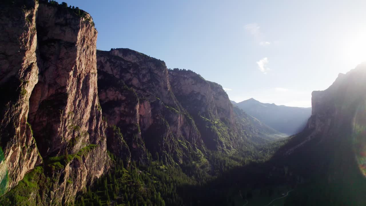 majestuosos alpes dolomitas al amanecer en el noreste de italia
