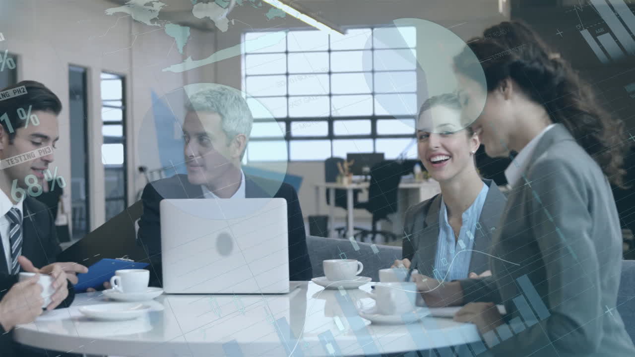 사무실에서 다양한 비즈니스 사람들에 대한 데이터 처리의 애니메이션