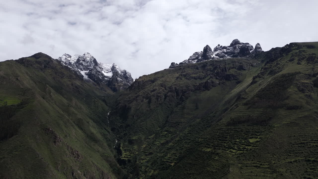 Vetta del Monte Huamanchoque in Perù - Ripresa aerea con allontanamento