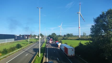 Fahrzeuge-Weichen-Den-Feuerwehrleuten-Aus,-Die-Auf-Der-Autobahn-Auf-Einen-Unfall-Zusteuern