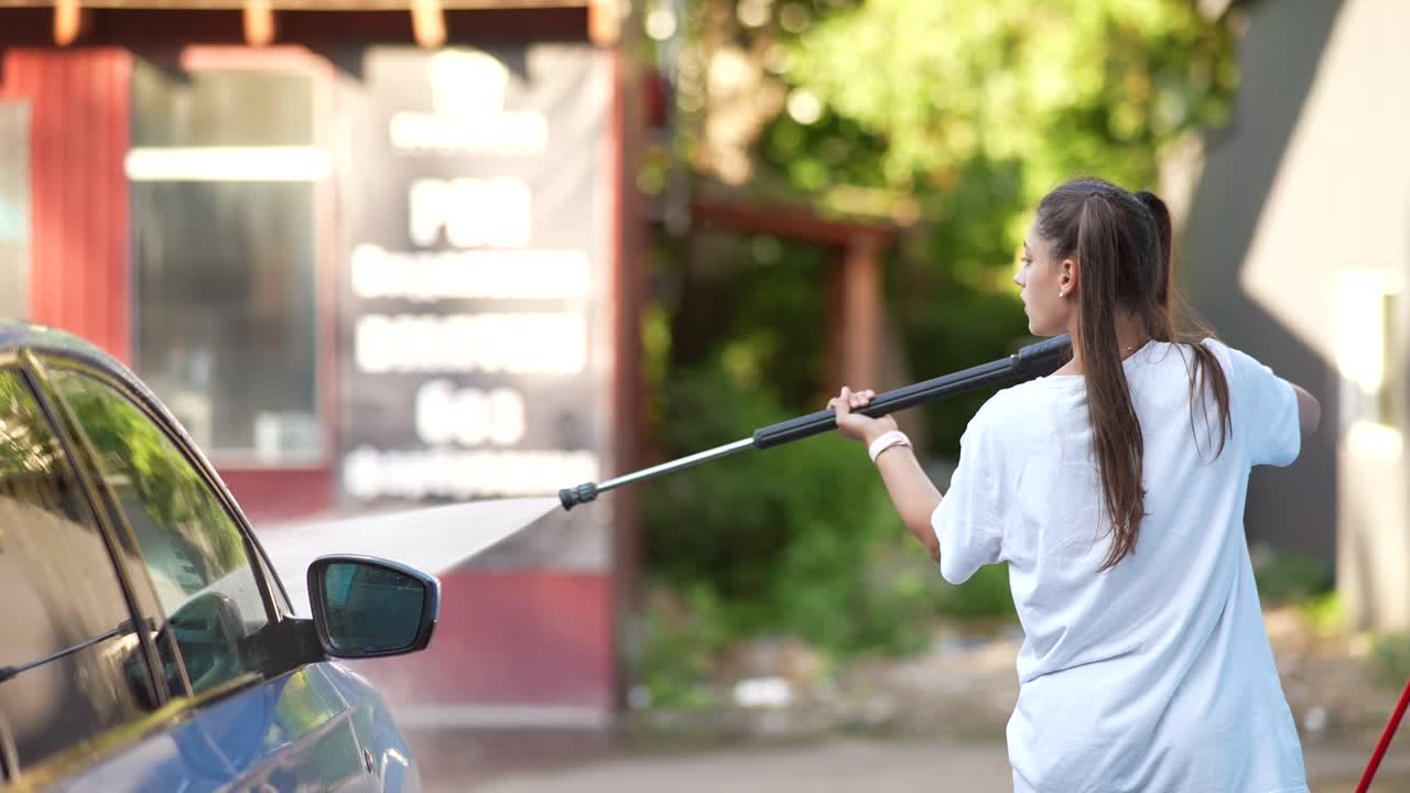 젊은 여성이 차를 고 있다