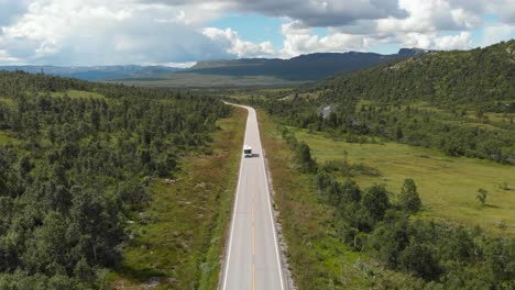 Autobús-Circulando-Por-La-Autopista-9-En-La-Campiña-Noruega-En-Agder,-Noruega