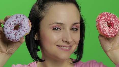 mujer con rosquillas sobre los ojos