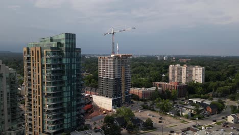 panorámica de algunos edificios y el sitio de construcción del centro de la ciudad