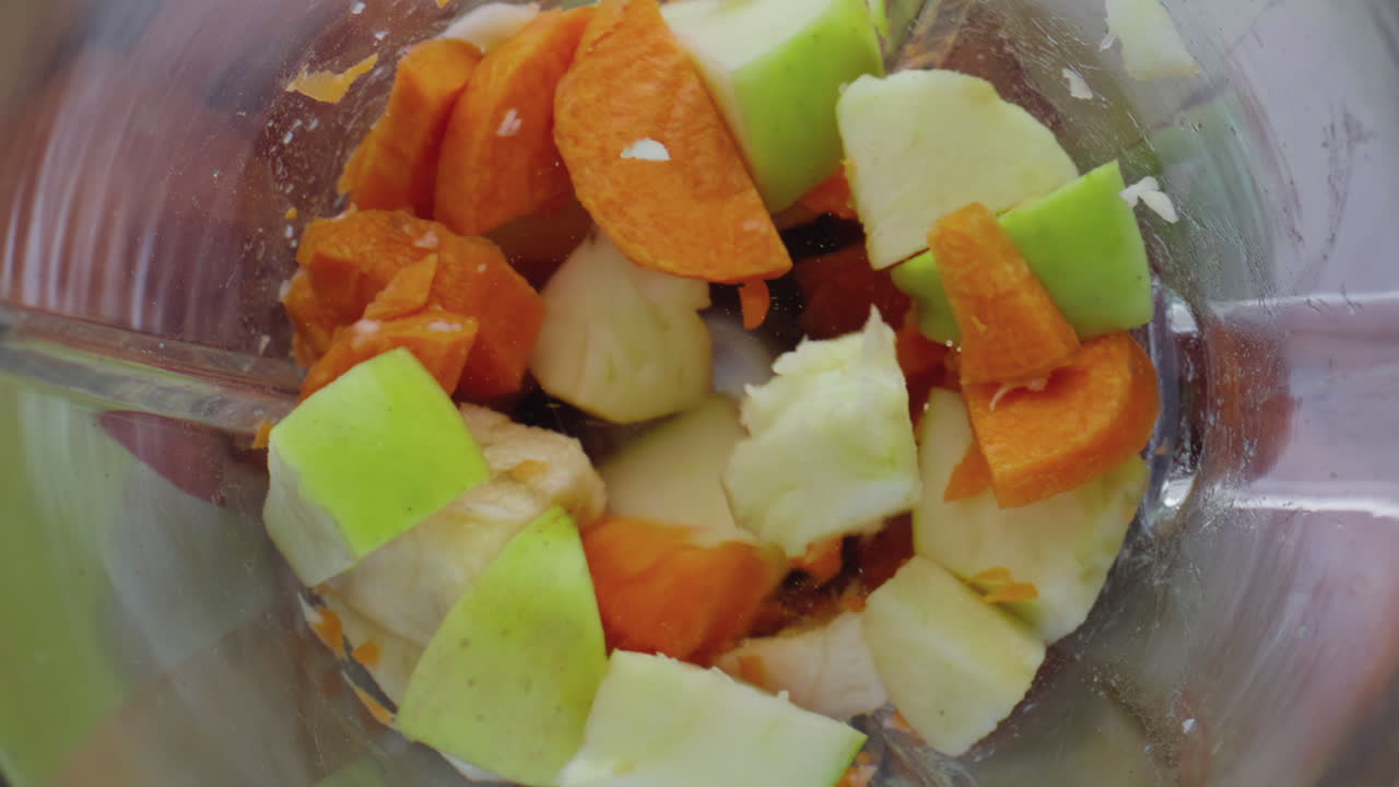 신선한 과일과 채소가 블렌더에서 잘라내는 슈퍼 슬로 모션 클로즈업  뷰