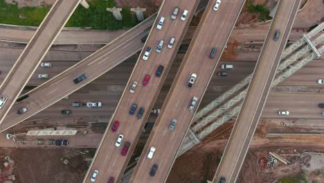 vista de pájaro del tráfico en la autopista principal en houston