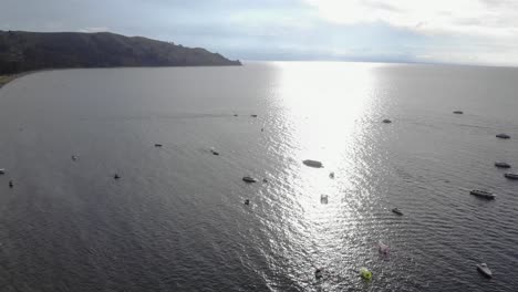 barcos de recreación en el sol en el lago titicaca, el lago más alto del mundo