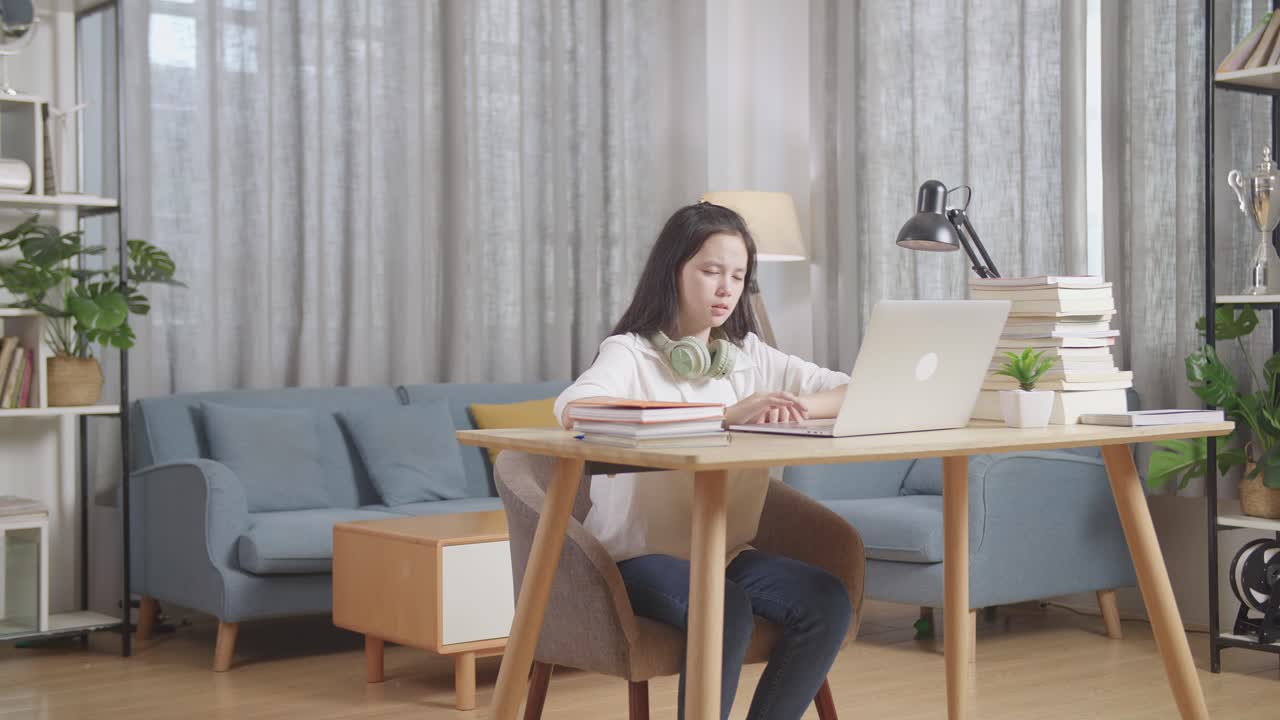 지친 학생이 온라인 수업을 듣고 있습니다.