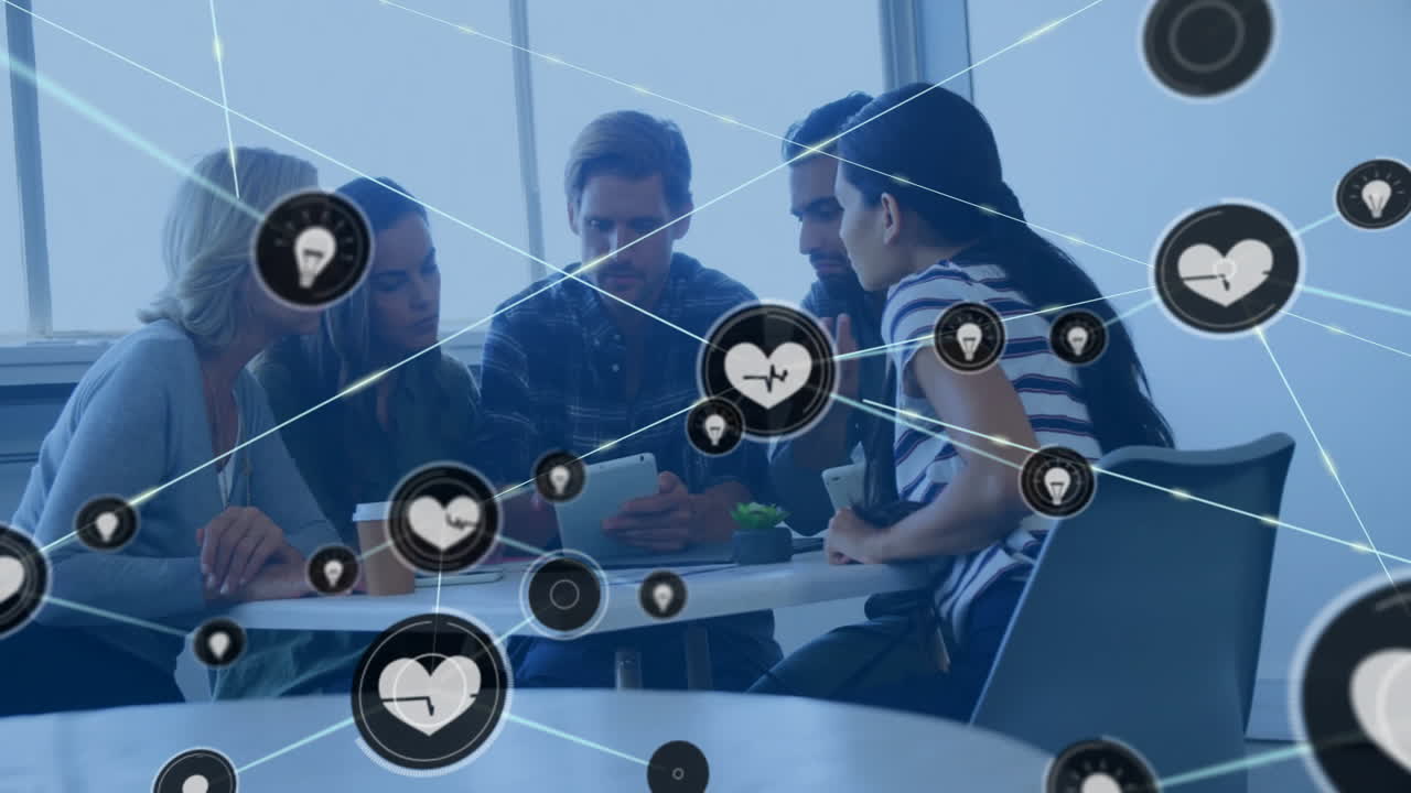 사무실에서 다양한 사업가들과의 아이콘과의 연결 네트워크의 애니메이션