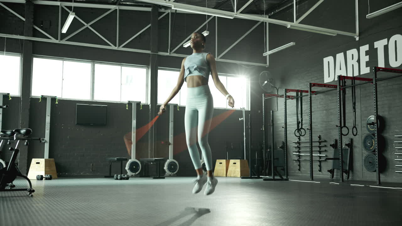 mujer saltando la cuerda en el gimnasio