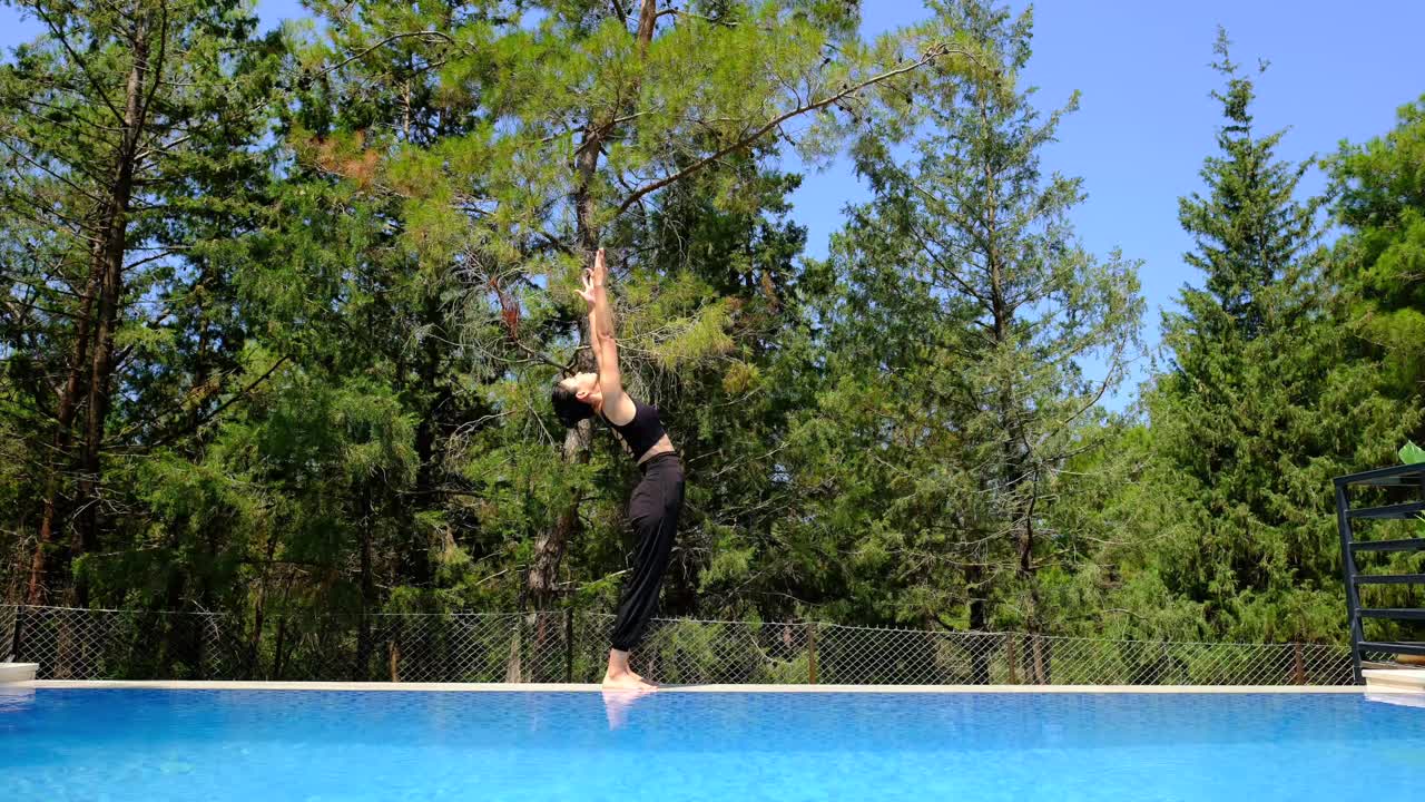 la chica haciendo yoga con un pie de cabeza en el césped