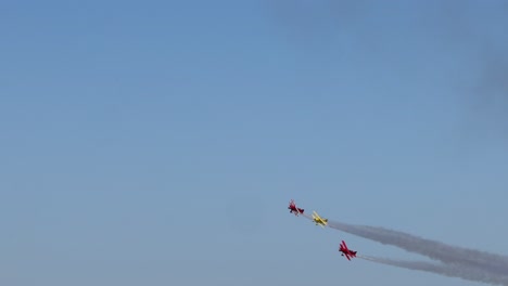 aviones realizando acrobacias con rastros de humo coloridos