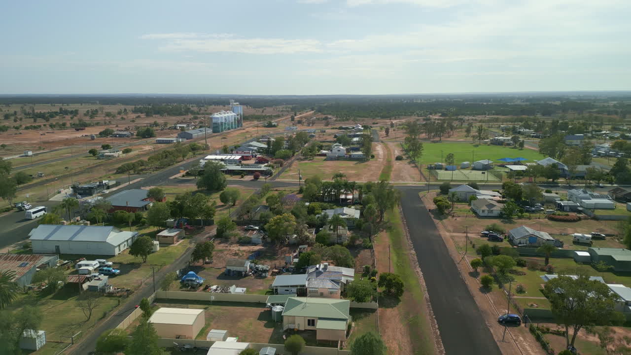 오스트레일리아 즐랜드의 밍 마을의 시골, 밍 시골 공중 드론 파노라마, 도로와 집 위에 빛나는 파란 스카이라인