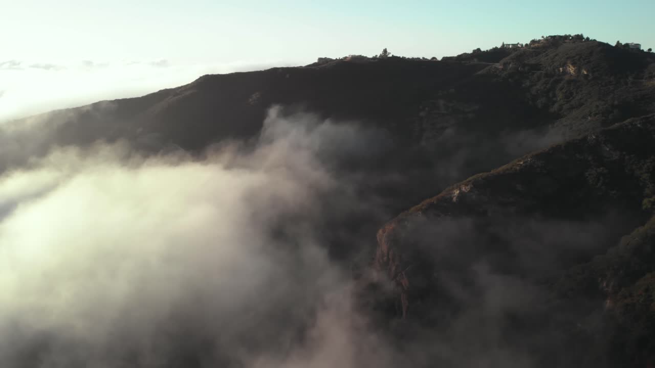 воздушный снимок каньона топанга в малибу в калифорнии, когда облака медленно движутся по холмам рано утром, когда восходит солнце