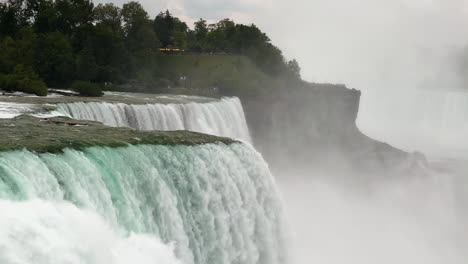 Natural-Wonder-Of-Niagara-Falls-With-A-Tremendous-Cascade,-Located-In-The-Border-Of-Canada-And-The-United-States