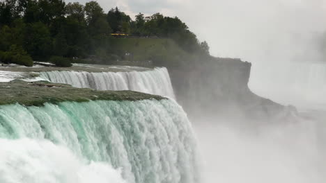 la maravilla natural de las cataratas del niágara con una tremenda cascada, ubicada en la frontera de canadá y los estados unidos