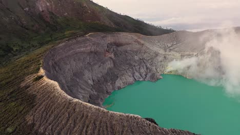 Vista-Aérea-De-Un-Creador-En-El-Volcán-Kawah-Ijen-Con-Lago-Turquesa-De-Agua-Sulfurosa-Al-Amanecer