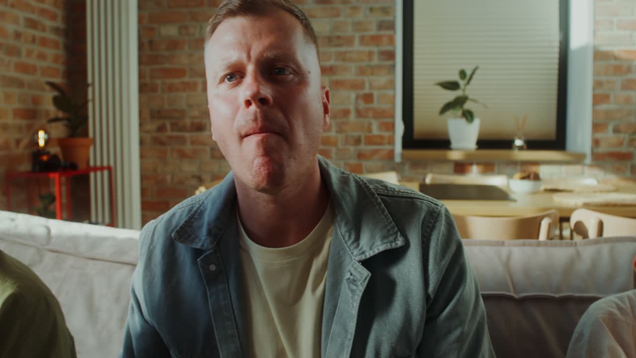 familia viendo un juego