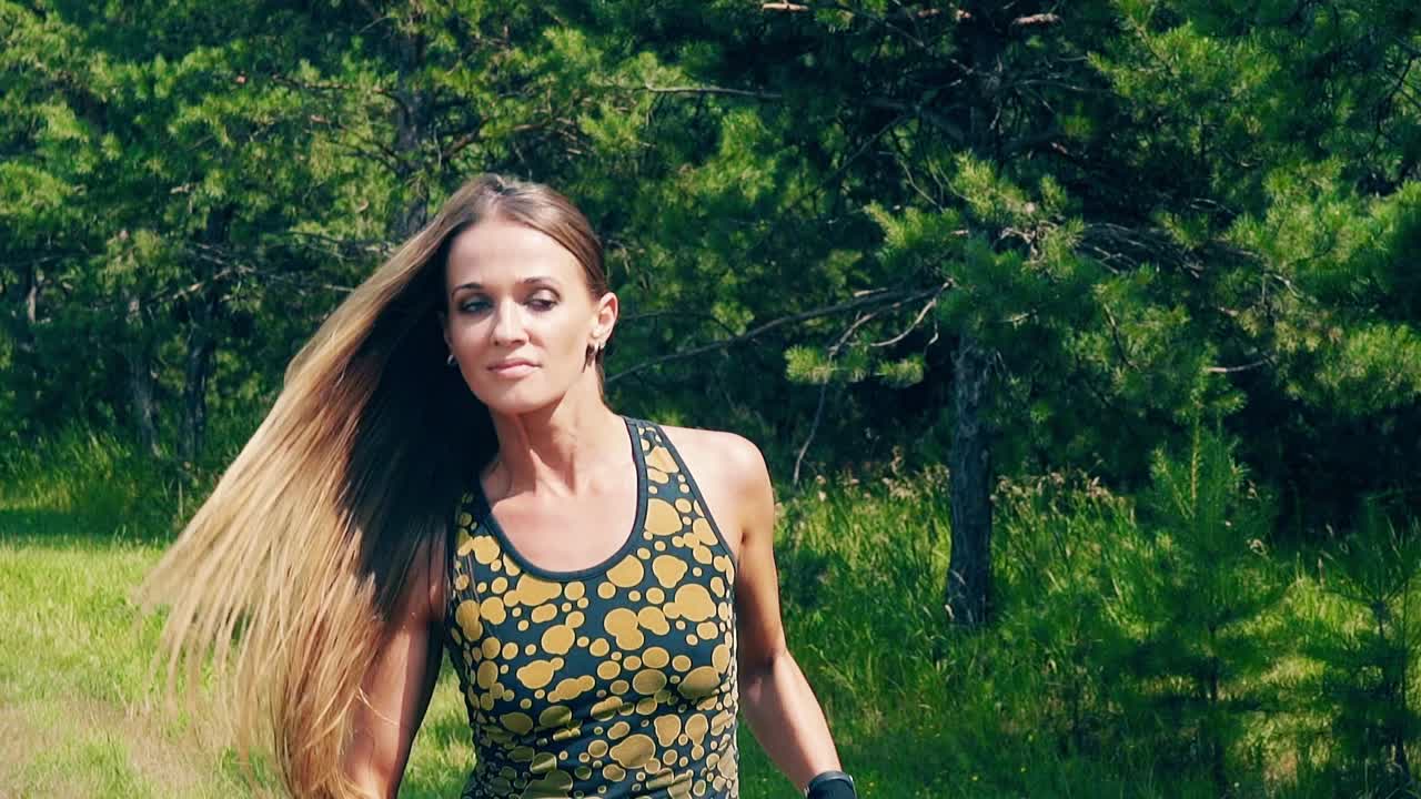 cu cámara lenta frente a la chica joven va en para los deportes