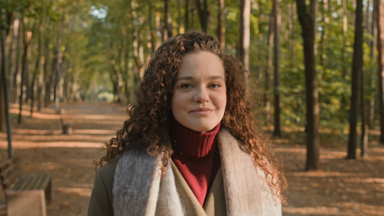Mujer en el parque de otoño