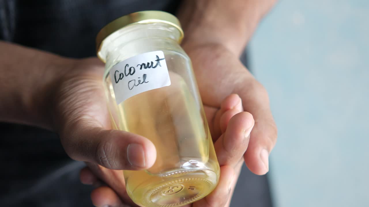 손에 있는 코코 오일
