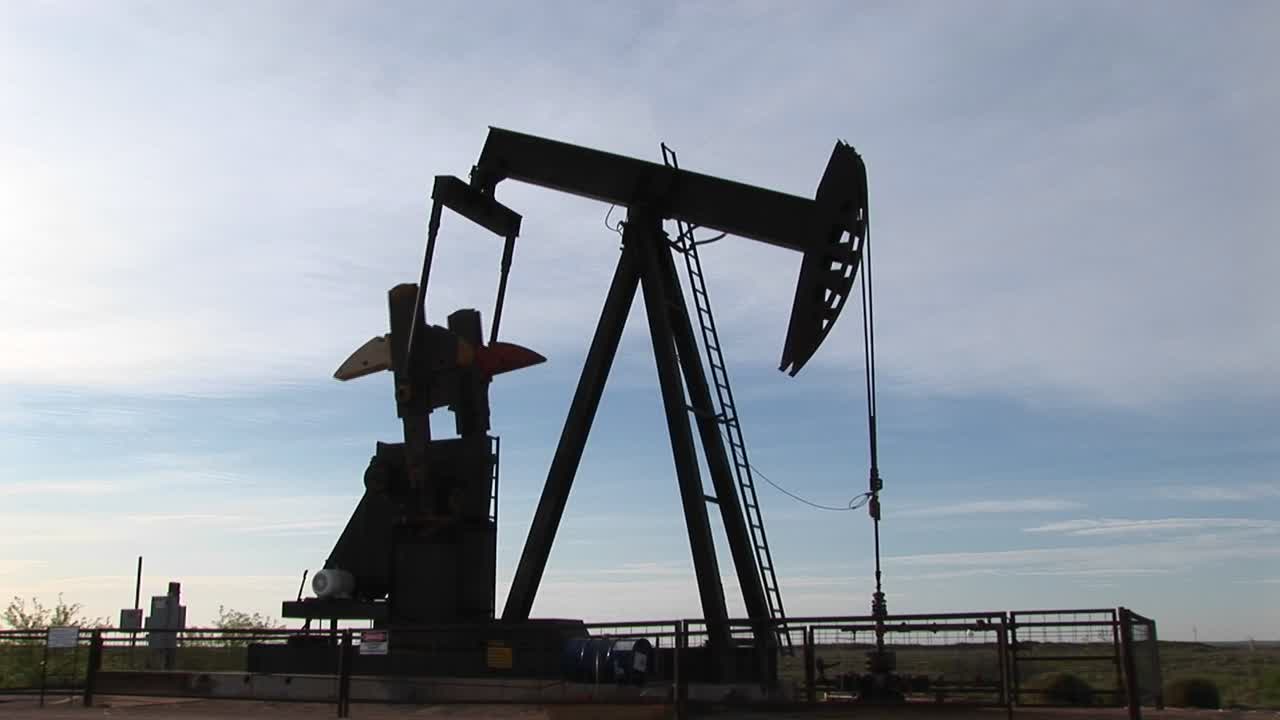 plano medio de una bomba de aceite girando en el desierto de nuevo méxico