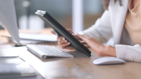 diseñador de interiores desplazándose por la tableta digital
