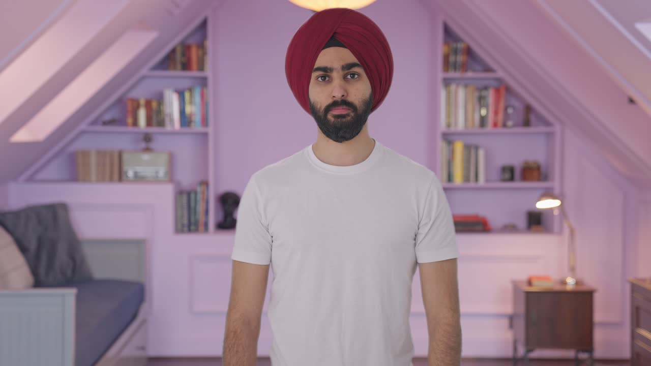 Uomo indiano Sikh serio che guarda
