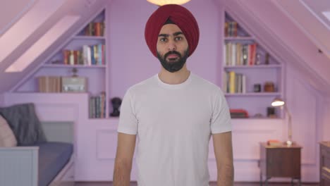 hombre indio sikh serio buscando