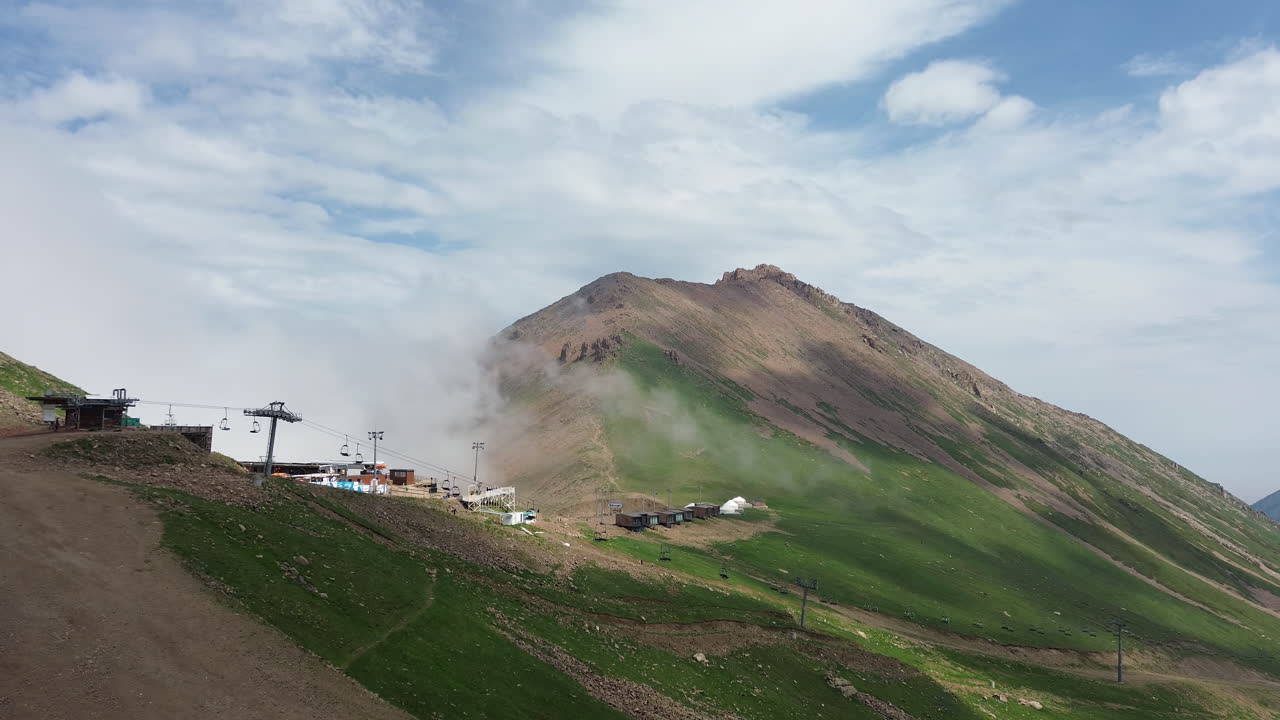 카자흐스탄 빙하 풍경, 은 눈이 쌓인 지형과 은 하늘