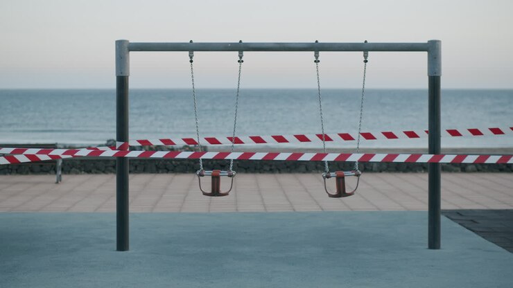 Un'altalena vuota per bambini in isolamento