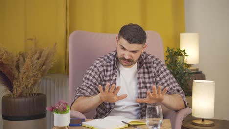 el hombre que se siente incompetente se enoja.
