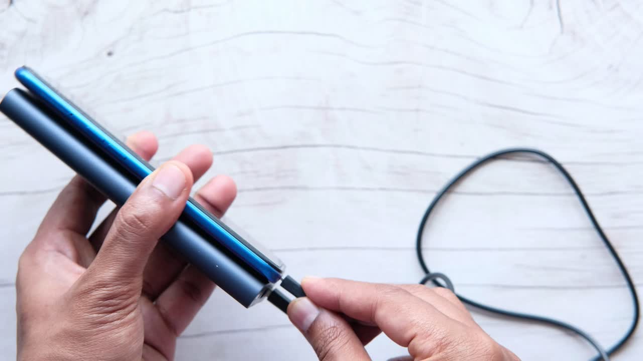 휴대용 전원 은행으로 스마트폰을 충전하는 것