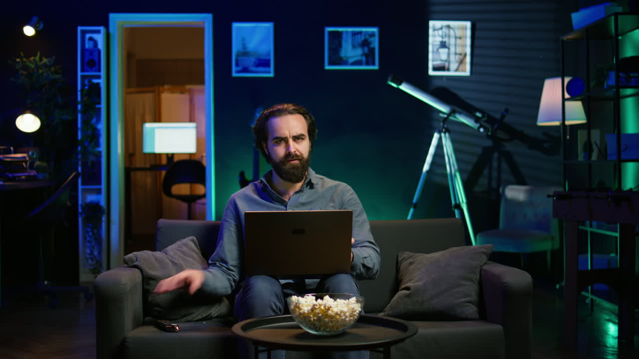 Uomo che guarda una notizia scioccante in TV nell'appartamento