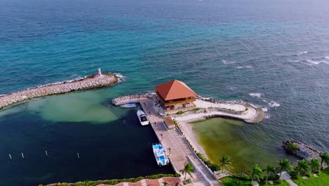 tomada aérea en órbita de la casa de la marina con botes de estacionamiento en la romana, el hotel hilton garden inn en el fondo